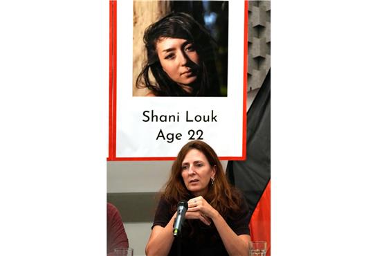 17. Oktober 2023, Tel Aviv: Ricarda Louk sitzt vor einem Plakat ihrer damals noch vermissten Tochter Shani Louk. Das israelische Militär teilte Freitag mit, es habe die Leichen von drei israelischen Geiseln im Gazastreifen gefunden, darunter Louk.
