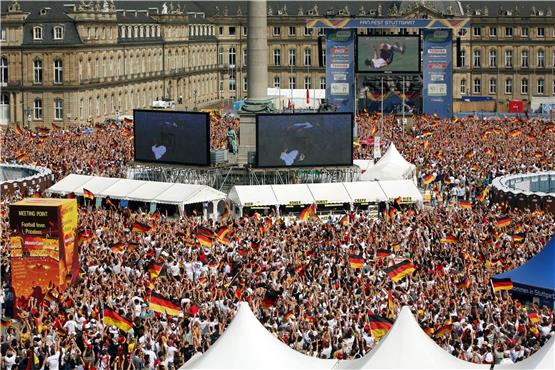 Ausgelassene deutsche Fußballfans feiern am 20.06.2006 bei einem Public Viewing. Foto: Marijan Murat/dpa/Archivbild