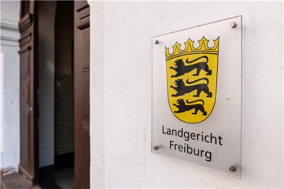 Blick auf ein Schild mit der Aufschrift «Landgericht Freiburg» am Eingangsbereich des Gerichts. Foto: Silas Stein/dpa