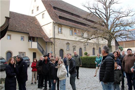 Burkhard von Ow-Wachendorf (Mitte hinten mit dunkelgrüner Jacke) führte durch das Schloss Wachendorf, hier den Schlosshof. Bild: Fred Keicher