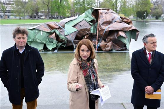 Das Kupferknäuel im Eckensee – 2022 präsentiert von Petra Olschowski (heute Kunstministerin) und Opernintendant Viktor Schoner.