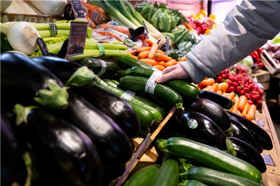 Gemüse und Obst sind in diesem Frühjahr im Schnitt günstiger zu haben als im vergangenen Jahr. Das könnte auch mit der Preispolitik von Aldi zu tun haben. Foto: Sven Hoppe/dpa