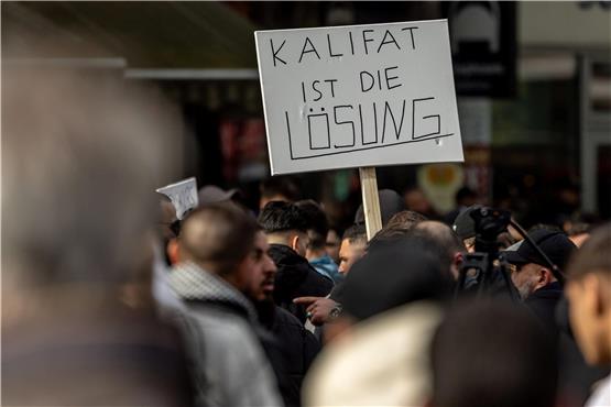 In Freiheit für die Unfreiheit? Demonstration der islamistischen Szene am 27. April 2024 in Hamburg. Das Kalifat soll aber erst einmal eine Lösung für den Nahen Osten sein. Nicht alle haben das so verstanden. Auch nicht alle Demonstrationsteilnehmer. Vermutlich wurde auch deshalb bei der Nachfolgedemonstration zwei Wochen später der Kontakt mit der Presse abgelehnt.