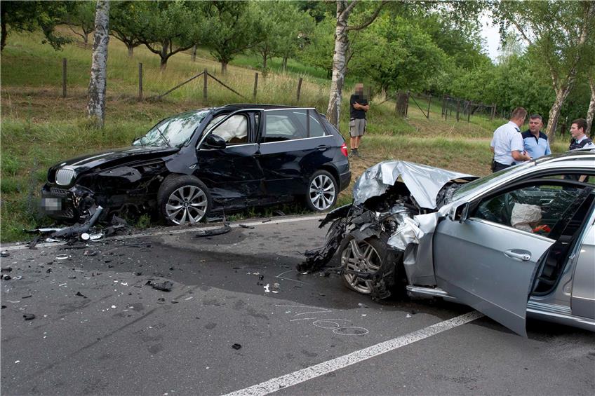 60.000 Euro Schaden: Ein schwarzer BMW und ein silberfarbener Mercedes kollidierten am Mittwochabend am Ortseingang von Hirschau. Bild: Franke