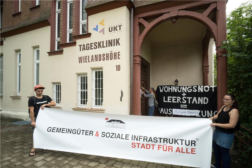 Aktivisten überbrachten am Mittwoch der evangelischen Diakonieschwesternschaft Herrenberg-Korntal einen symbolischen Bußgeldbescheid über 50000 Euro. Bild: Metz