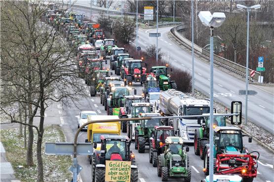 Als Antwort auf die Sparpläne der Bundesregierung hat der Bauernverband eine Aktionswoche ab dem 8. Januar ausgerufen – unter anderem mit Blockaden an Autobahnauffahrten und Traktorkolonnen.