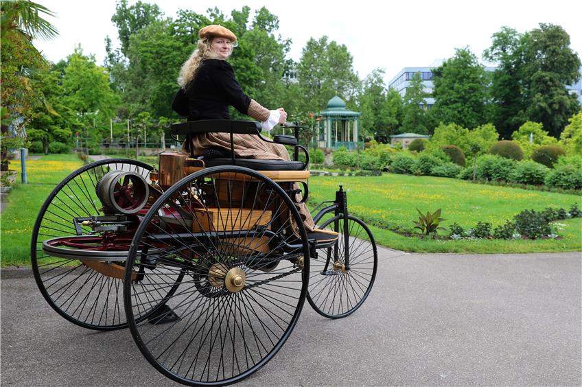 Als Bertha Benz auf den rund 100 Kilometern zwischen Mannheim und Pforzheim das Benzin ausging, musste sie mit Fleckenmittel aus der Apotheke auftanken. Zu selten war 1888 Benzin. / pixabay.com © beejees