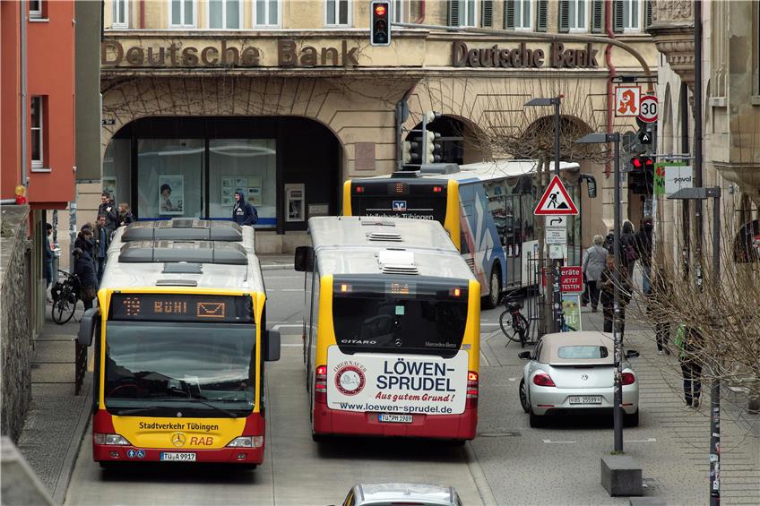 Am Lustnauer Tor ist die Luft in Tübingen besonders dreckig: Verantwortlich dafür ist auch der Dieselruß aus den Auspuffen der Stadtbusse. Bild: Metz