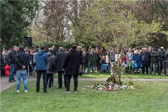 Am Mittwochnachmittag gab es eine Gedenkfeier für den getöteten Gambier Basiru Jallow im alten botanischen Garten. Auch Mitglieder der Stadtverwaltung waren gekommen. Bild: Ulrich Metz