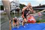 Am Sonntag gab es einen Triathlon mitten in Tübingen: Geschwommen wurde im Necka...