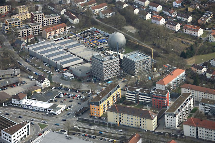 An der Eisenhutstraße entsteht derzeit ein Klon des Stadtwerke-Verwaltungsgebäudes (rechts von jenem, mit gelbem Kran). Luftbild: Grohe