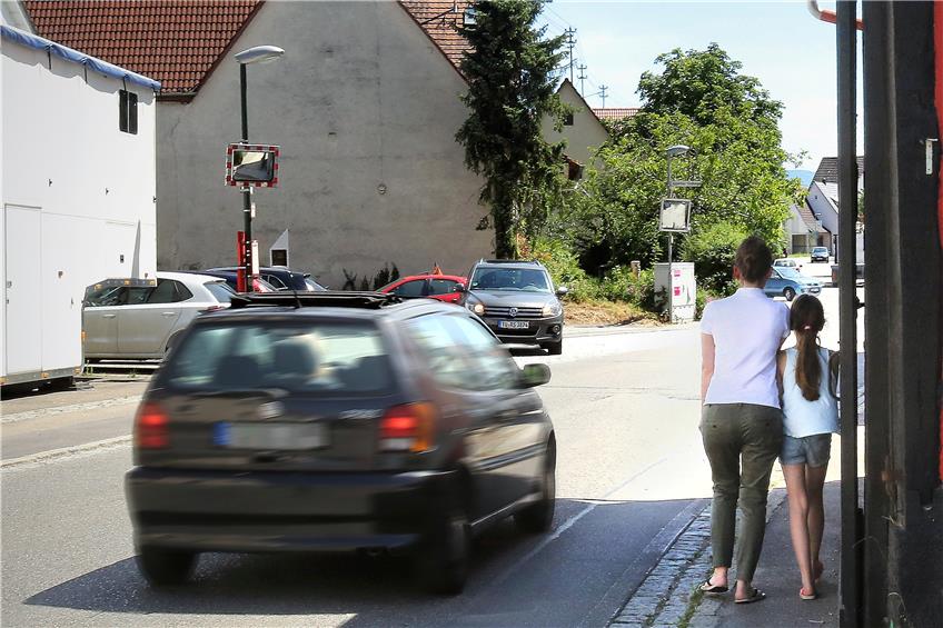 An der Wankheimer Hauptstraße müssen sich Fußgänger dünn machen. Bild: Sommer