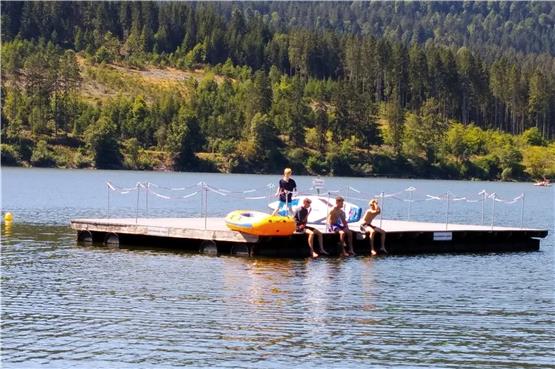 Anlegeplatz mitten im See: Auf der Badeinsel haben neben Schwimmern auch Schlauchboote Platz. Bild: Werner Bauknecht