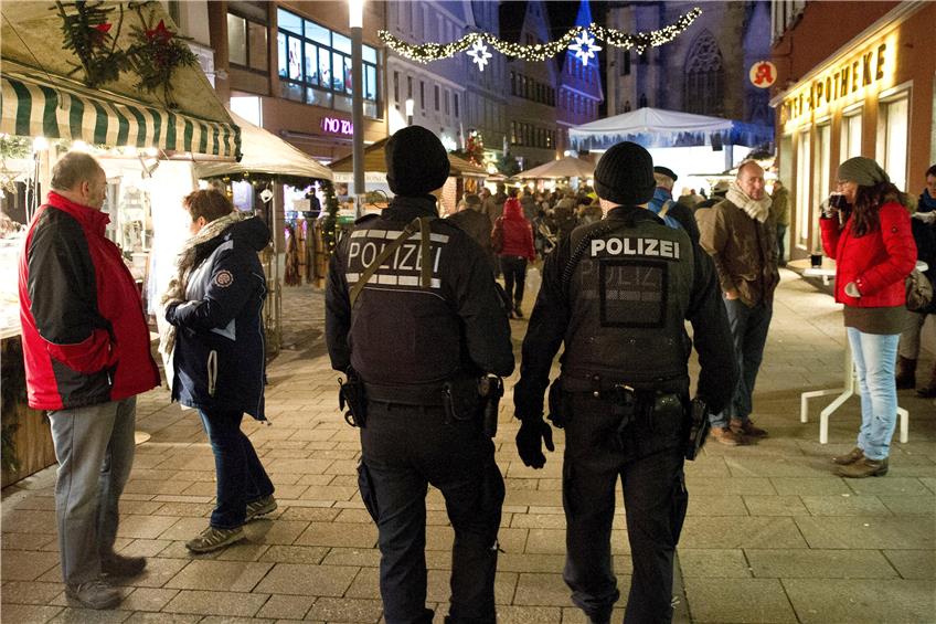 Auf dem Reutlinger Weihnachtsmarkt sind seit am Dienstag – einen Tag nach dem Anschlag in Berlin – mehr Polizisten unterwegs als bisher. Bild: Franke