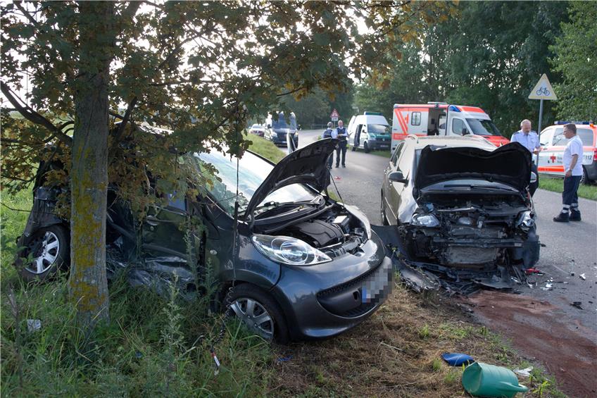 Auf der Endelbergstraße zwischen Ofterdingen und Mössingen kollidierten gestern Morgen zwei Autos. Eine 49-jährige Frau starb noch an der Unfallstelle. Bild: Franke