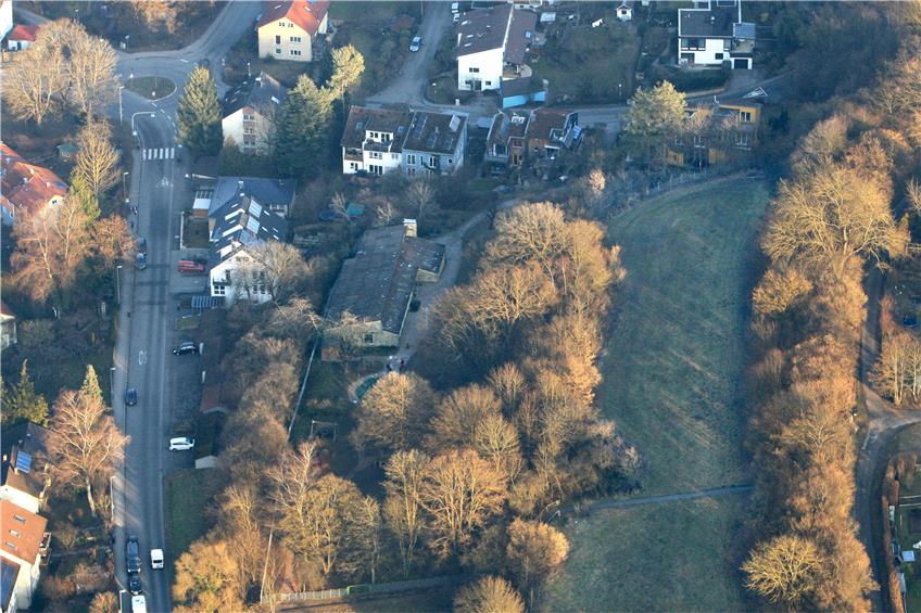 Auf dieser Wiese beim Kinderhaus könnte ein Spielplatz entstehen (links die Galgenbergstraße). Luftbild: Grohe