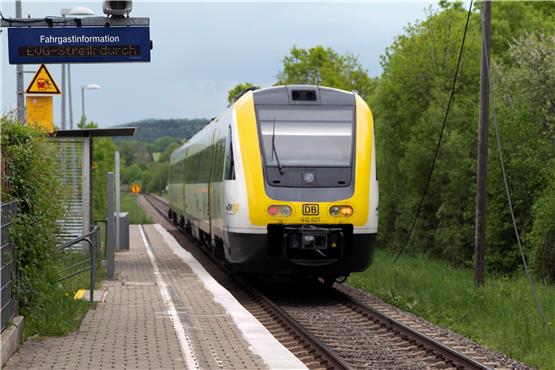 Auf jeden Fall werden in Zukunft am Nehrener Bahnhof zwei Gleise liegen. Ein möglicher Plan sieht vor, den Haltepunkt Richtung Tübingen zu verschieben, den Bahnübergang aufzulösen und rechts der Gleise eine Straße anzulegen bis zu der dann ausgebauten Bahnunterführung in der Kirschenfeldstraße.Bild: Klaus Franke