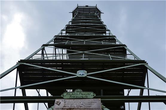 Auf über 1000 Meter Höhe steht der Lemberg-Turm mit seinem charakteristischen Gerüst. Die Aussicht geht weit, von der lieblichen Region bis zu den felsigen Alpen . Bilder: Wolfgang Albers