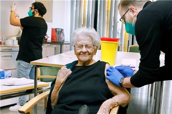 Augen zu und durch: Die 94-jährige Marianne Moll wird als erste im Kreis Reutlingen von Hermann Eckhardt geimpft.Bild: Horst Haas