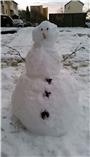 Aus tollem Pappschnee hat eine Familie in Lustnau diesen Schneemann gebaut. Bild...