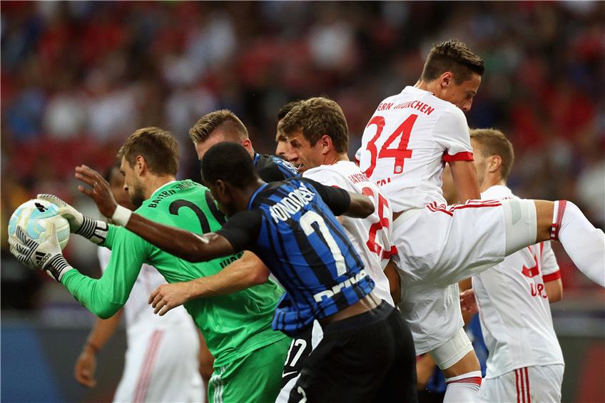Ballung im Bayern-Strafraum: In dieser Szene beim Testspiel gegen Inter Mailand hat Torhüter Sven Ulreich die Kugel sicher. Foto: Getty