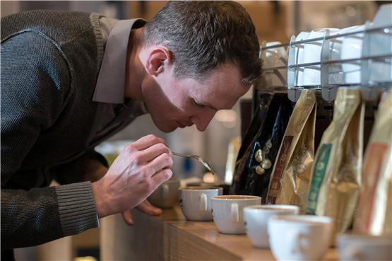 Barista-Meister Eric Wolf beim Anrichten der Tassen fürs Coffee Cupping.Bild: Metz