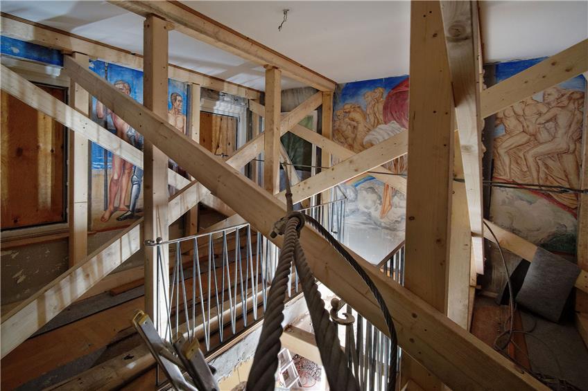 Bei der gewagten Bergung der mit Balken verstärkten „Kunstkiste“ hatte das Fresko zunächst keinen Schaden genommen. Archivbild: Metz