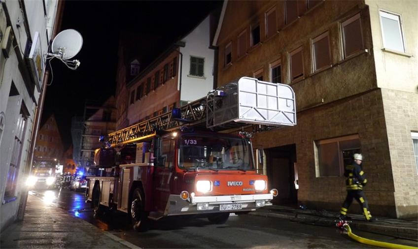 Bei einem Zimmerbrand in der Rottenburger Königstraße wurde am frühen Samstagmorgen eine 29-Jährige verletzt.