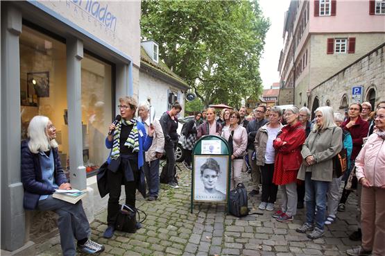 Beim Gang durch Tübingen machte das Publikum auch vor dem Frauenbuchladen in der Bursagasse halt. Bea Dörr (Zweite von links) befragte Nicola Popp vom Frauenbuchladen. Bild: Erich Sommer