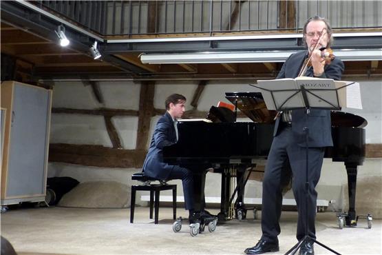 Beim Mozartabend in Kusterdingen mit (links) Alexander Reitenbach am Flügel, rechts Jochen Brusch an der Violine. Bild: Susanne Eckstein