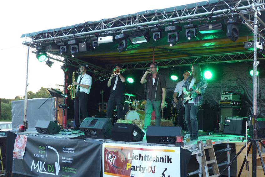Beim ersten „Rock am Damm“ in Hemmendorf: Mit hüpfeligen Ska brachte Scattle Grid die Zuschauer zum Tanzen. Bilder: Bauknecht
