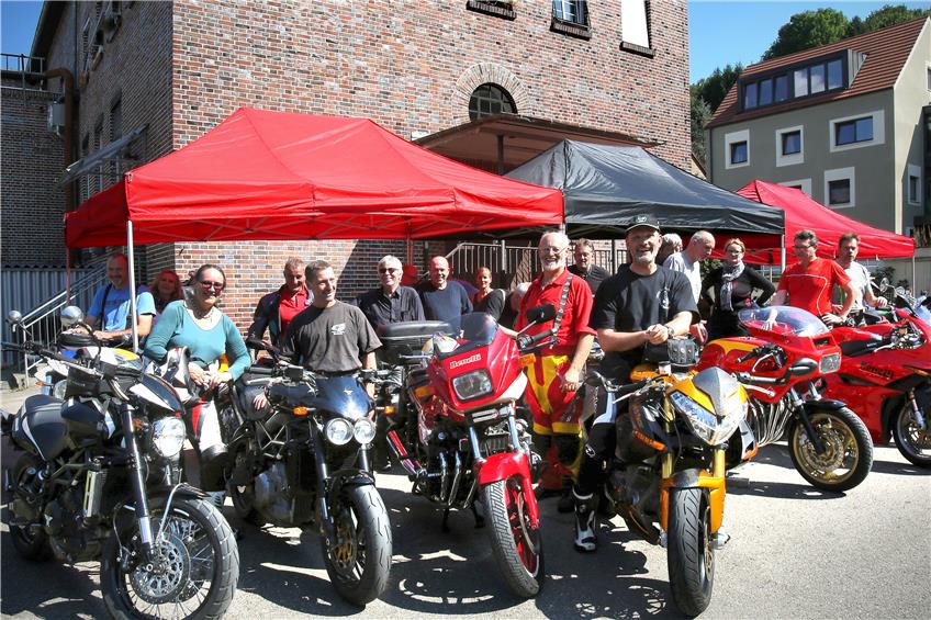 Benelli-Freunde aus dem In- und Ausland, verstärkt durch einige andere Fahrer italienischer Motorräder, trafen sich beim Boxenstop Museumsfest. Bild: Sommer