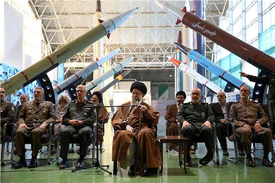 Bereit zu Verteidigung – und Angriff. Der Oberste Religionsführer des Iran, Ajatollah Ali Chamenei. Foto: Office of the Iranian Supreme Leader/AP/dpa