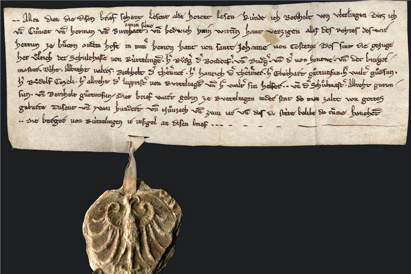 Berthold von Überlingen verzichtet 1292 auf dieser Urkunde gegenüber dem Stift St. Johann zu Konstanz auf alle Ansprüche an seinem Hof in Beuren. Unter den Urkundszeugen erscheint dabei erstmals ein Reutlinger Bürgermeister. Foto: Landesarchiv