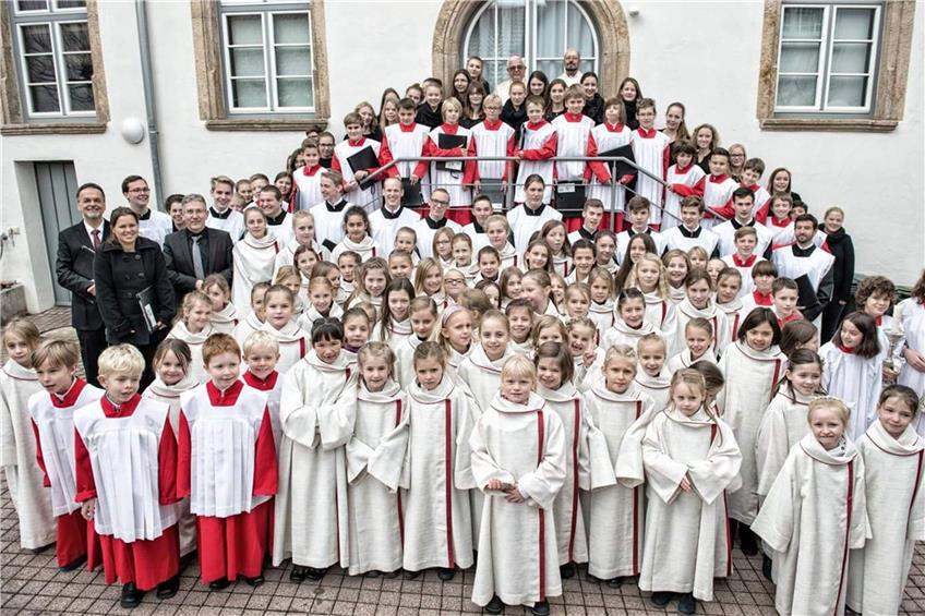 30 Mädchen und vier Jungen wurden feierlich in die Rottenburger Domchöre aufgenommen