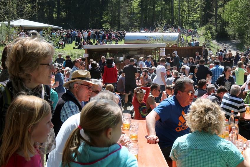 Das Tälesfest zog tausende Wanderer, Radfahrer und Bollerwagenzieher ins Rommelstal