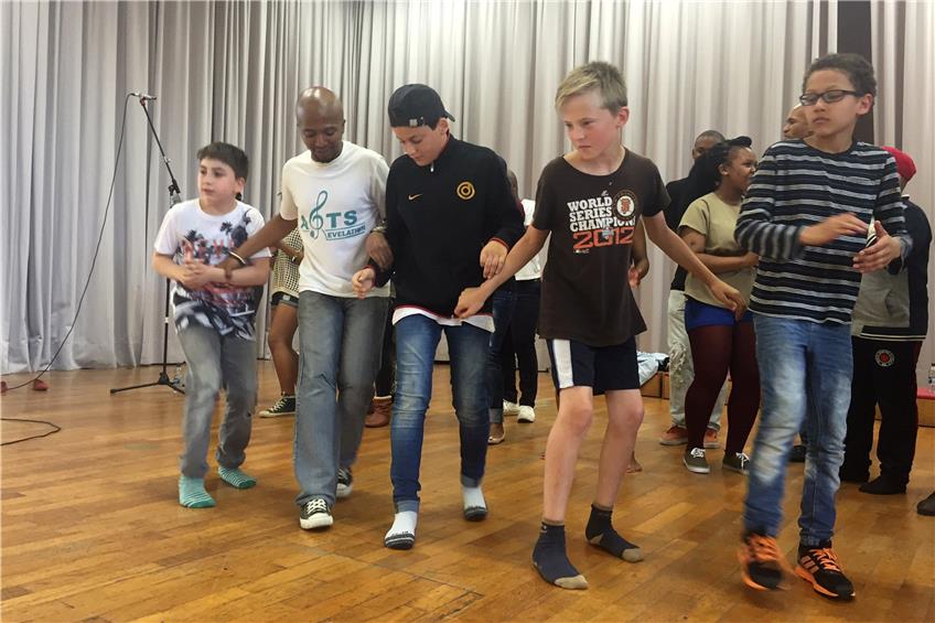 Schüler/innen tanzten zu afrikanischer Musik