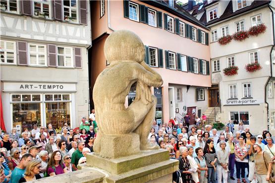 Bildhauer Jakob Brüllmann schuf den Atlas, der beim Hintereingang zum Rathaus die Welt auf seinen Schultern trägt.Bild: Faden