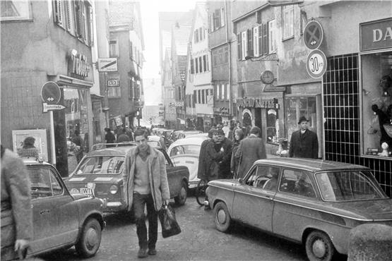 Bis 1975 war die Die Tübinger Neckargasse eine Durchgangsstraße. Bild: Stadtarchiv