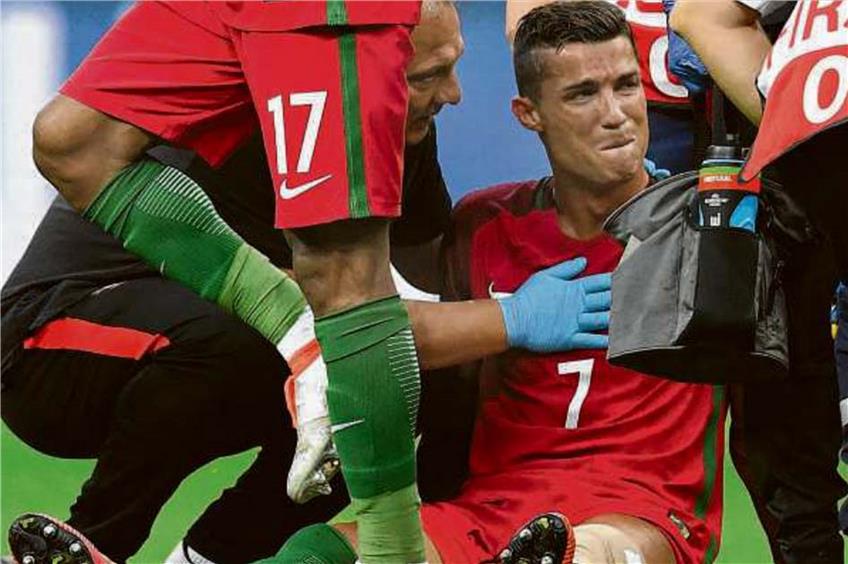Bitterer Moment für Portugals Superstar Ronaldo: Er wird verletzt vom Platz getragen. ?Foto: AFP