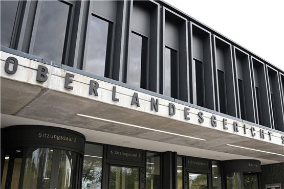 Blick auf das Oberlandesgericht in Stuttgart-Stammheim vor Prozessbeginn. Foto: Bernd Weißbrod/dpa