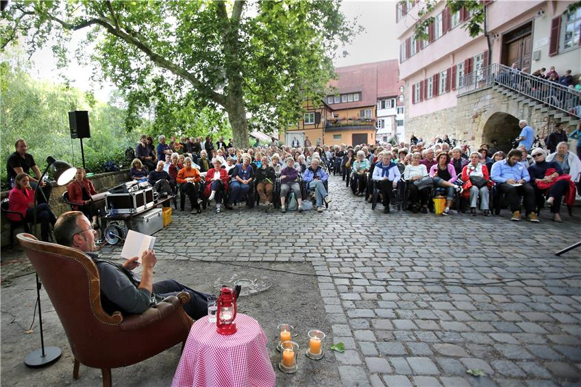 Boulanger-Wirt Andreas Marx las im vergangenen Jahr bei den ersten Gutenachtgeschichten auf dem Platz vor der Burse. Bild: Erich Sommer