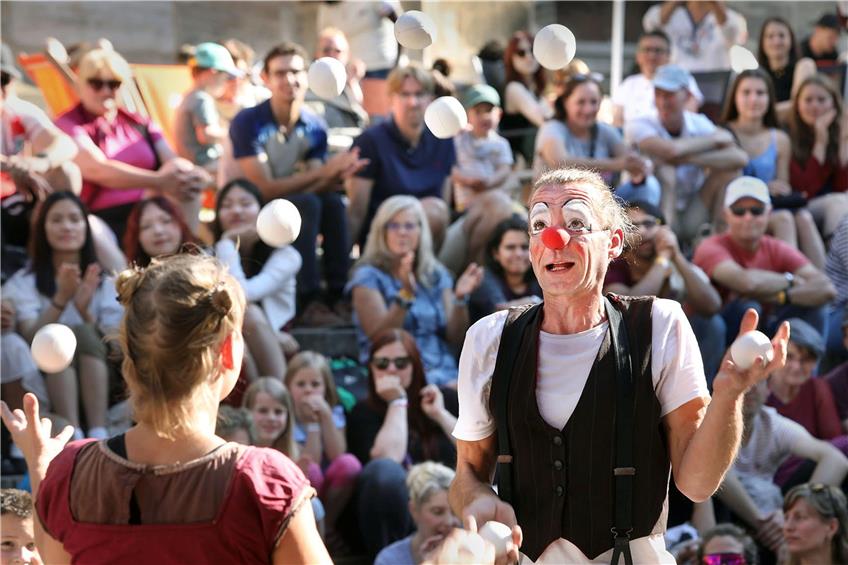 Clownjongleurin Angèle Guerin trat im Nachmittagsprogramm der Kulturnacht auf dem Tübinger Holzmarkt auf. Bild: Anne Faden