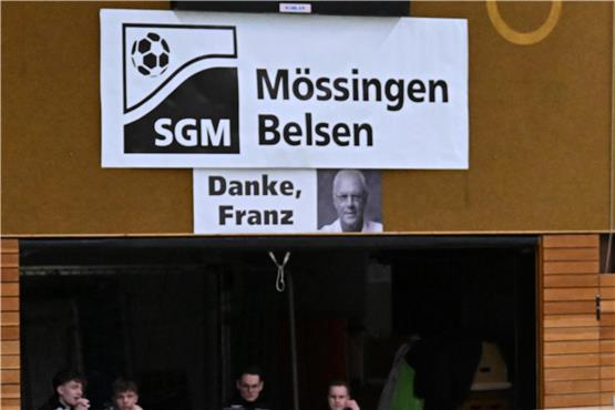 Danke, Franz: In der Mössinger Steinlachhalle erinnert ein Banner an den Fußball-Kaiser. Bild: Axel Grundler