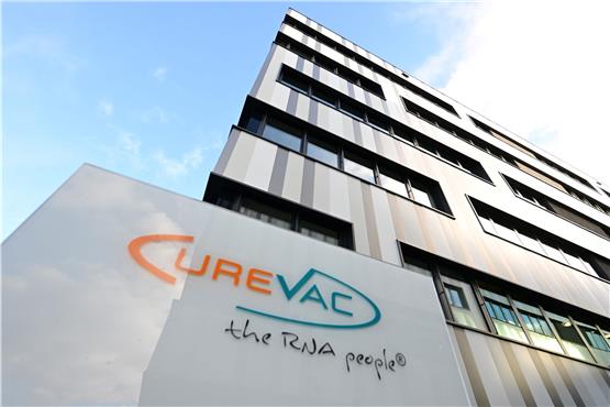 Das Logo des Biotechnologieunternehmens Curevac, aufgenommen vor dem Firmensitz. Curevac entwickelt Impfstoffe auf Basis der mRNA Technologie. Foto: Bernd Weißbrod/dpa