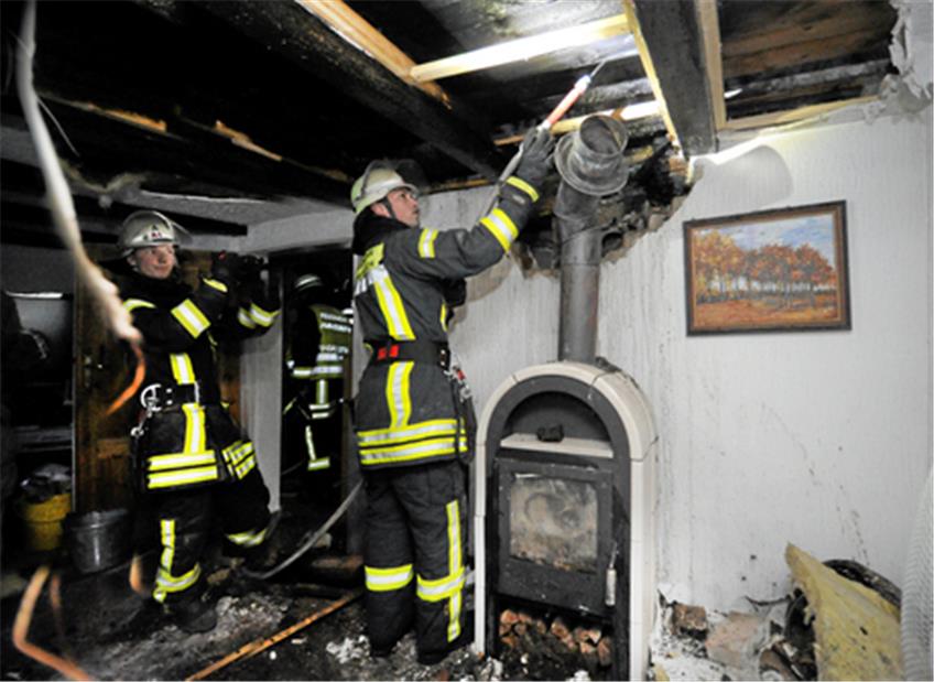 Das Rohr eines Kaminofens hat in der Decke eines alten Hauses in Entringen einen Brand verursacht.