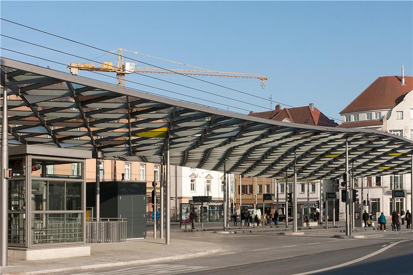Das große Glasdach des Esslinger Busbahnhofs. Über Tübingens neuem Busbahnhof wird es wohl keinen derartigen städtebaulichen Hingucker geben. Bild: Stadt Esslingen