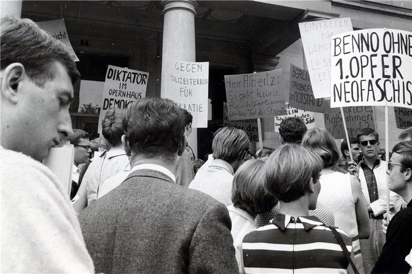 „Dass so etwas in unserem Land passieren kann“: Vor der Neuen Aula protestierten 1967 die Studenten. Bild: Göhner/Stadtmuseum Tübingen