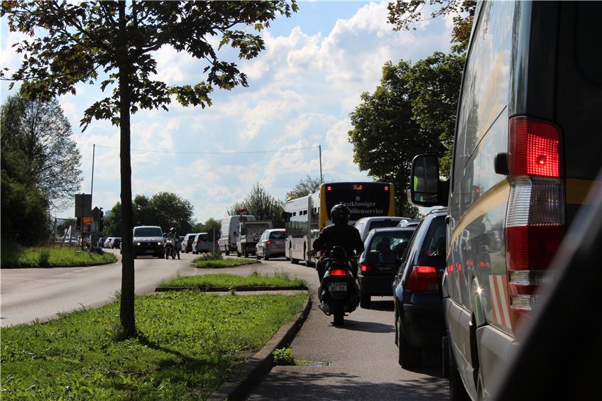Der Hirschauer Ortsausgang in Richtung Wurmlingen gestern Nachmittag: Die Autos stauen sich in der Hitze. Bild: Kammerer