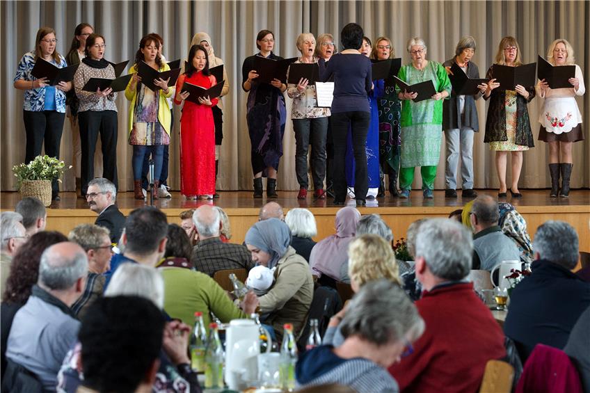 Der Internationale Frauenchor der Volkshochschule Rottenburg machte Musik beim Internationalen Fest in der mit 200 Besuchern voll besetzten Schönbuchhalle in Dettenhausen. Bild: Franke